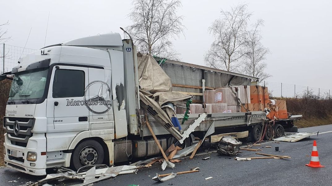 Srážka dvou náklaďáků zastavila provoz na dálnici na Mělnicku